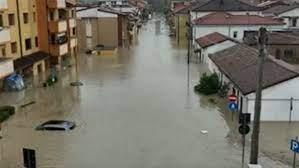 الفيضانات تغمر شوارع إيطاليا وإجلاء 900 شخص