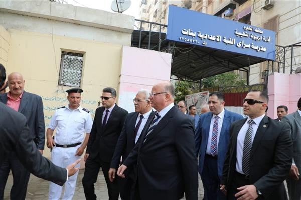 محافظ القاهرة يتفقد امتحانات الشهادة الإعدادية بمدرستى سراى القبة وكلية السلام