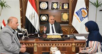 محافظ قنا يواصل استقبال المواطنين لبحث شكواهم 