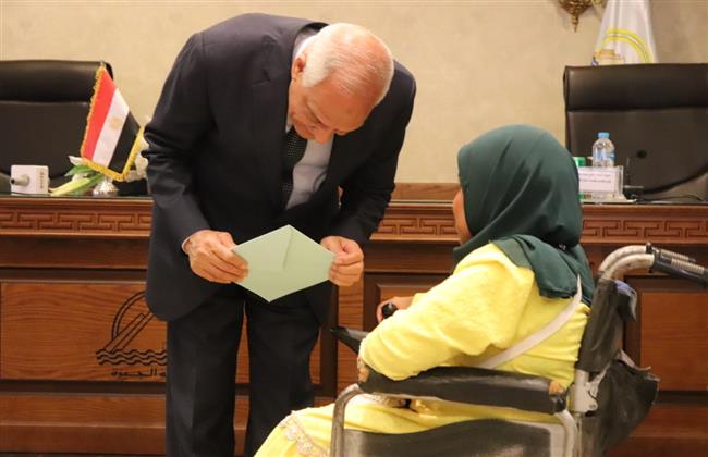 محافظ الجيزة يسلم منح مالية لـ 50 فتاه من اليتيمات من أبناء المحافظة للمساعدة فى اتمام الزواج 
