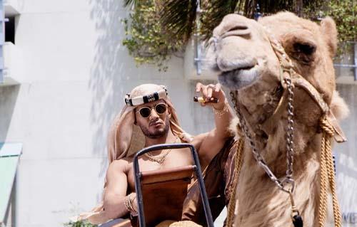 محمد رمضان يتجول بالجمل في أمريكا: «ثقة في الله السنة دي الصيف في العالم عربي»