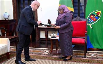  وزير الإسكان يسلم رسالة من الرئيس السيسي لرئيسة تنزانيا 