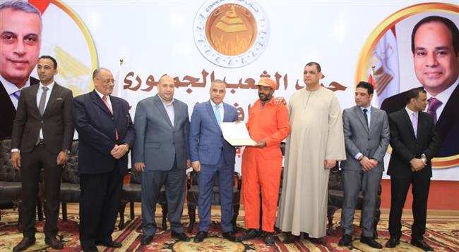 محافظ سوهاج يشهد حفل " الشعب الجمهوري " بعيد العمال 