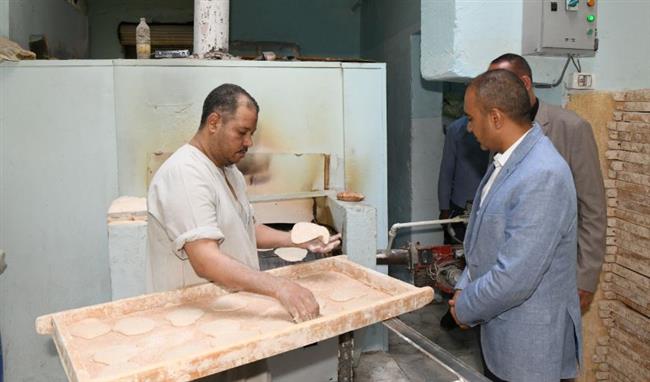 للاطمئنان على جودة الخبز.. محافظ قنا يكلف السكرتير المساعد بتفقد عدد من المخابز
