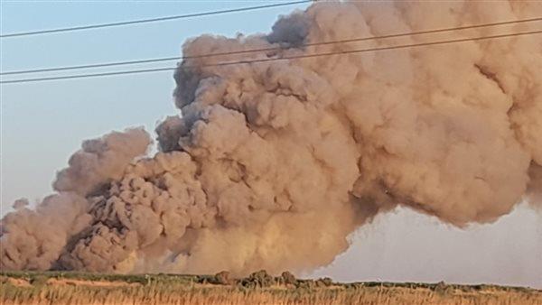 إخماد حريق في مستنقعات بركة الصرف الصحي بالوادي الجديد