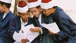 طلاب الصفين الرابع والخامس الابتدائى الأزهرى يؤدون امتحان اللغة الإنجليزية