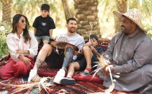 ميسي وعائلته في جولة سياحية بالسعودية
