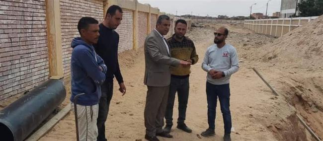 متابعة الأعمال النهائية بخط الطرد الخاص بتصرفات المدينة وقرية عمر مكرم لمحطة المعالجة ببدر