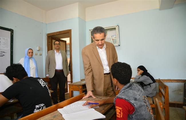 محافظ الغربية يتفقد امتحانات الإعدادية بكفر الزيات 