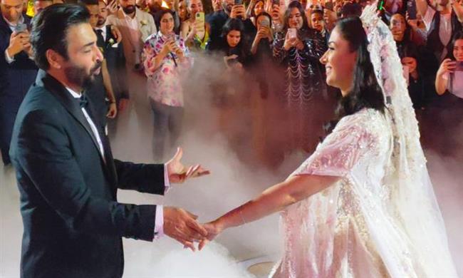 حميد الشاعرى يغنى ويرقص مع ابنته فى حفل زفافها 