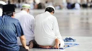 ما حكم اقتداء المصلي فرضًا بالإمام الذي يصلي نافلة؟.. الإفتاء تجيب