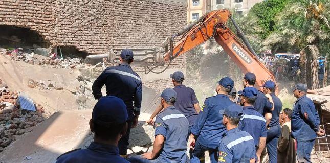 سكرتير مساعد قنا ومدير الأمن ينتقلان لموقع العقار المنهار بقرية الترامسة
