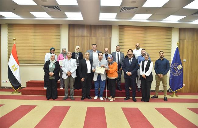 رئيس هيئة الدواء يكرم العاملين المتميزين بالهيئة