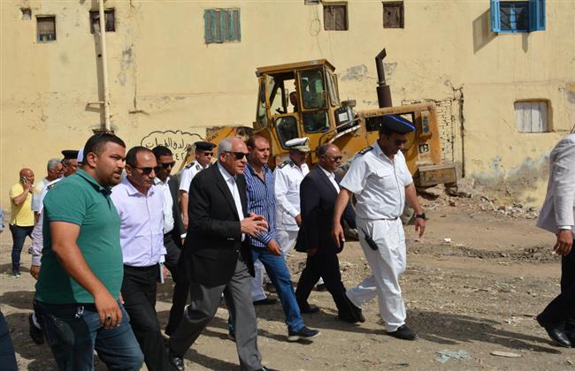 محافظ الجيزة يتابع أعمال تاهيل مطالع ومنازل ومحيط الطريق الدائري بمناطق صفط اللبن وكعبيش