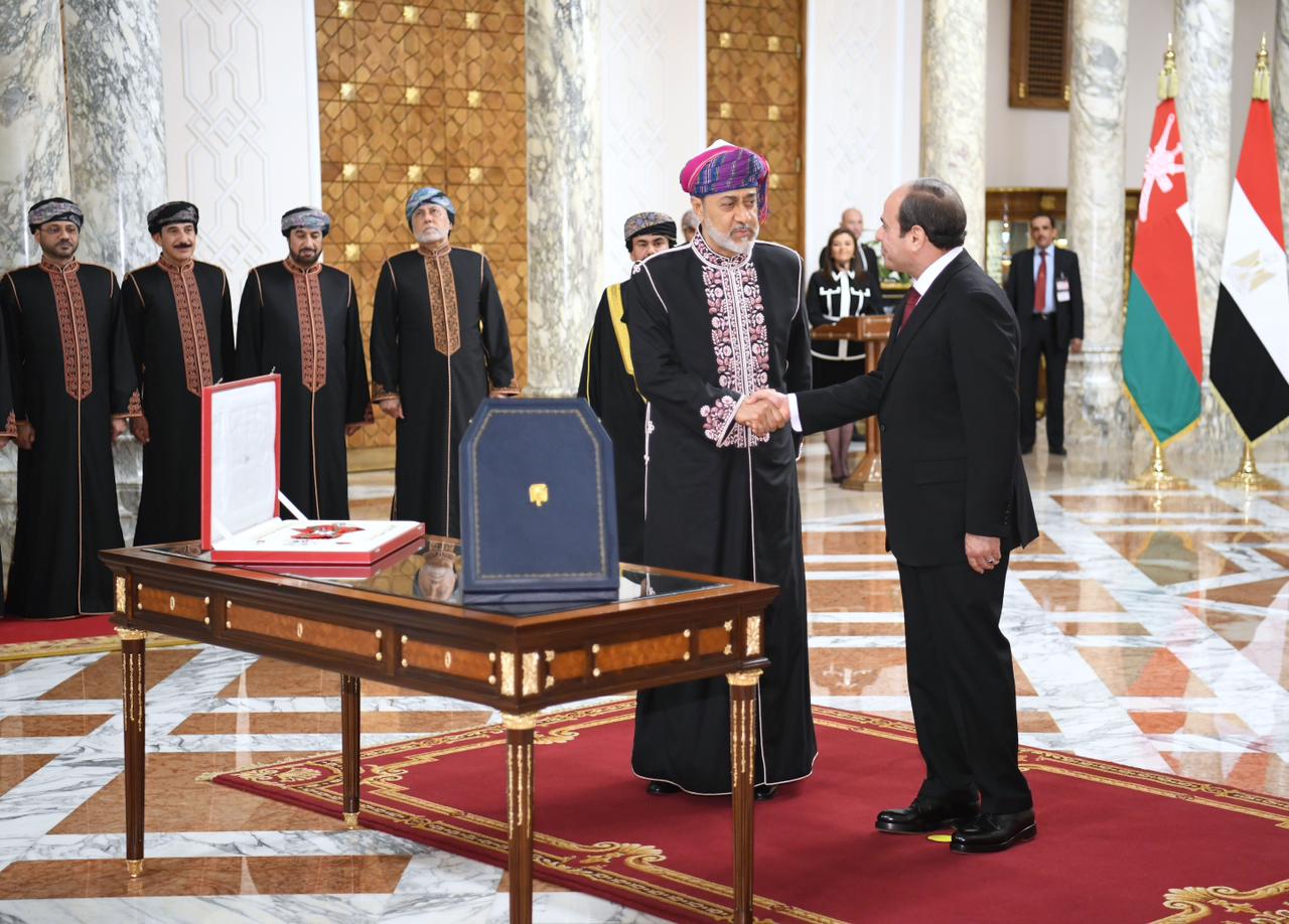 بالصور.. الرئيس السيسي وسلطان عمان يتبادلان أرفع الأوسمة في البلدين
