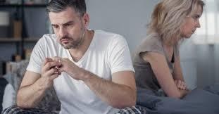 زوجي يقلل من قيمتي أمام الناس.. كيف أتعامل معه؟ 
