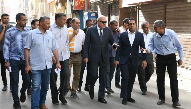 "الداودي" يتفقد أعمال الرصف بعدد من مناطق مدينة قنا  
