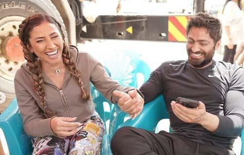 تامر حسني يوجه رسالة لدينا الشربيني.. نورتي فيلمك «تاج»