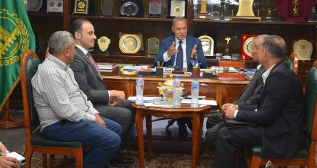 محافظ القليوبية يناقش رفع كفاءة منظومة النظافة بشبرا الخيمة 