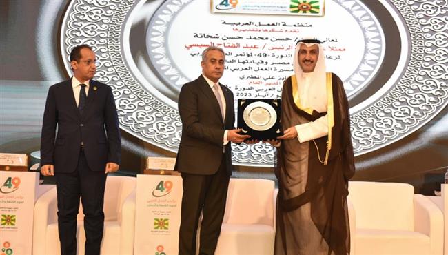 درع "العمل العربي" لوزير القوى العاملة حسن شحاتة