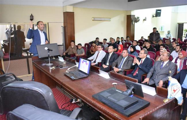 علوم سوهاج تنظم ندوة عن تنمية المهارات القيادية والإدارية لطلابها