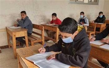 طلاب الشهادة الإعدادية بالقاهرة يختتمون اليوم امتحانات نهاية العام بمادة العلوم