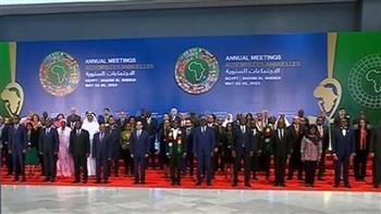   صورة تذكارية للرئيس السيسي مع المشاركين في الاجتماعات السنوية لـ"البنك الإفريقي للتنمية"