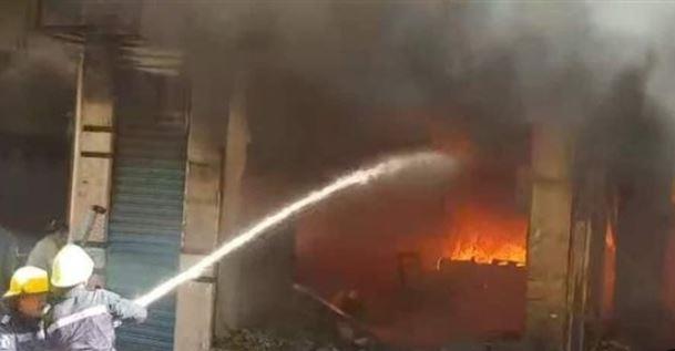 السيطرة على حريق داخل معرض موبيليات بالشرقية