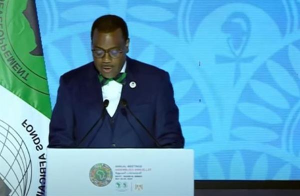 رئيس "الإفريقي للتنمية" يشيد بقرارات الرئيس السيسي في مجال الطاقة المتجددة