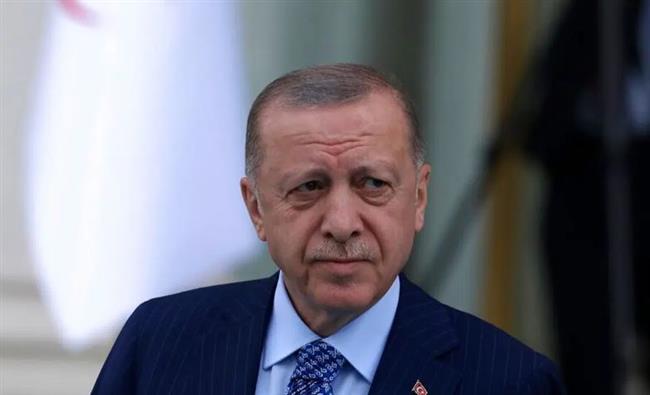 أردوغان يرفض شرب الماء من يد حارسه.. فيديو