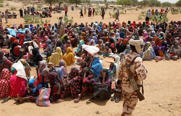«الصليب والهلال الأحمر»: أكثر من 75 ألف لاجئ من السودان فروا إلى الحدود مع تشاد