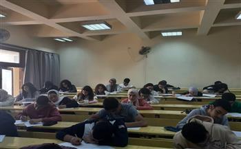 نائب رئيس جامعة الزقازيق يواصل جولاته لتفقد سير الامتحانات بكلية الآداب