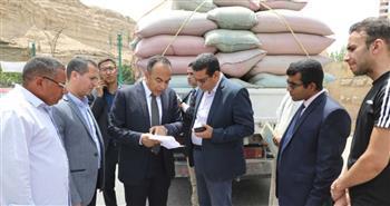 نائب محافظ المنيا يضبط سيارة محملة بـ 12 طن قمح ويوجه بتسليمها للشون 