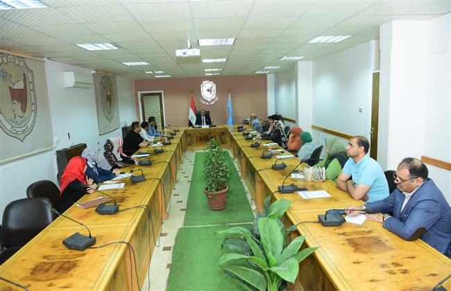رئيس جامعة سوهاج يجتمع بالمراجعين الداخليين للإدارات المركزية