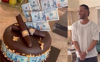 «بتورتة من الدولارات المغطاة بالذهب» محمد رمضان محتفلا بعيد ميلاده