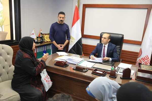 محافظ سوهاج يناقش عددا من شكاوى وطلبات المواطنين 