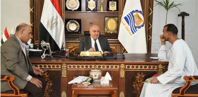 «الداودي» يستقبل 60 مواطنا لبحث مطالبهم بقنا