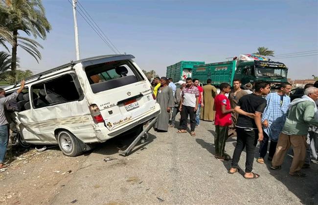 أصابة 9 أشخاص بحادث تصادم سيارتين  بطريق أسيوط أبوتيج الزراعى
