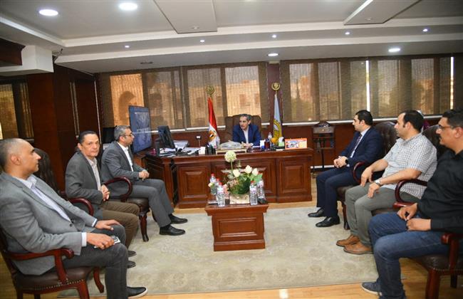 محافظ الغربية يناقش مع مساعد وزير الصحة الموقف التنفيذي للمستشفيات الجديدة