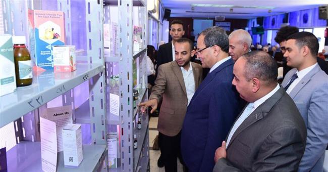 صيدلة سوهاج تحتفل باليوم العلمي لطلاب قسم العقاقير 