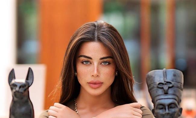 ارتبط اسمها بتامر حسني وظهرت معه في "الفلوس".. من هي يارا السكري؟
