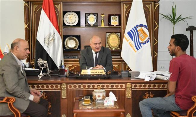 محافظ قنا يستقبل 113 مواطنا لبحث مطالبهم 