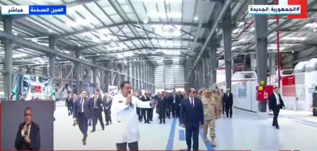 الرئيس السيسي يتفقد مجمع مصانع إنتاج الكوارتز في منطقة العين السخنة