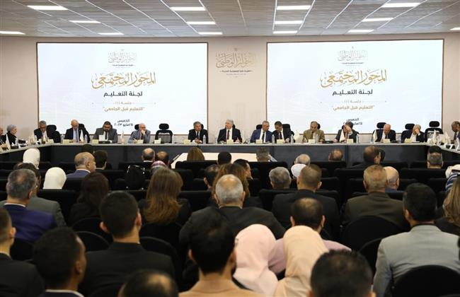 عضو مجلس أمناء الحوار الوطني معترضاً على حديث ممثل التجمع: بلاش الكلام ده