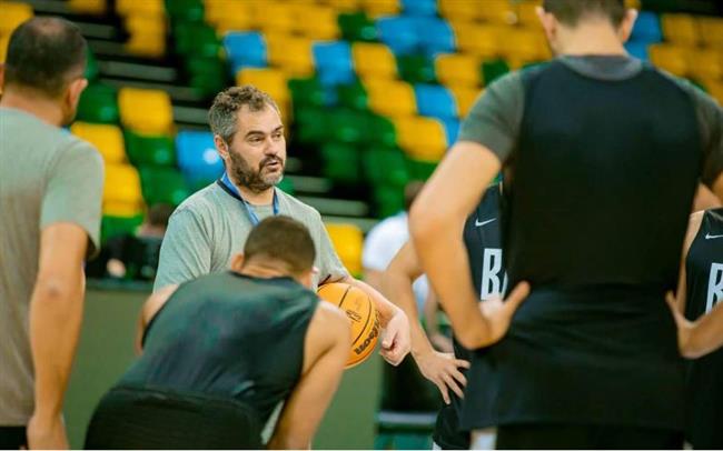 أوجستي يجتمع مع معاونيه للترتيب لمواجهة دوان السنغالي في نهائي بطولة «BAL3»