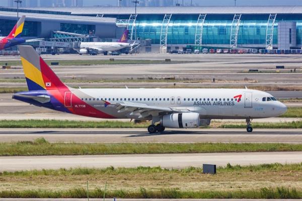 سول: راكب يفتح باب طائرة شركة آسيانا مباشرة قبل هبوطها في مطار دايجو