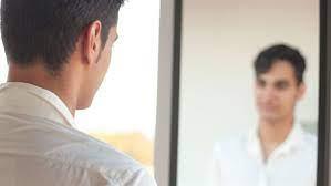 داعية يحذر من كثرة النظر للمرآة