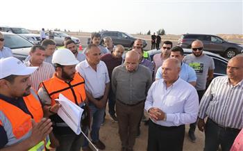 وزير النقل يتفقد مواقع العمل في مشروع رفع كفاءة طريق وادي النطرون العلمين