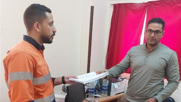 «القوى العاملة»: بالأسماء.. تسليم عقود عمل لذوي همم بالبحر الأحمر