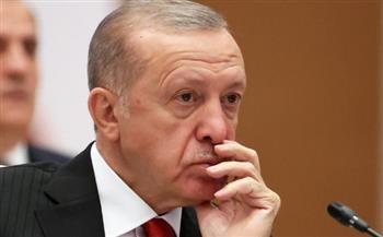 أردوغان يزور قبر أستاذه .. ويستهدف الطبقة المحافظة في تركيا